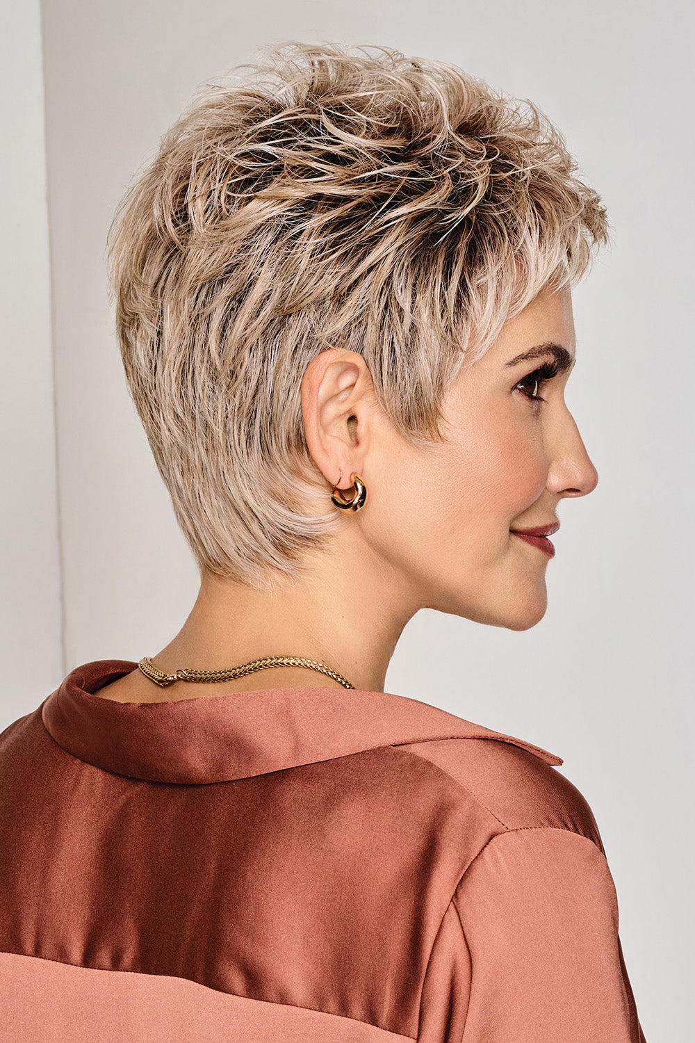 Straight Chic Wig by Raquel Welch in Shaded Biscuit (RL19/23SS)